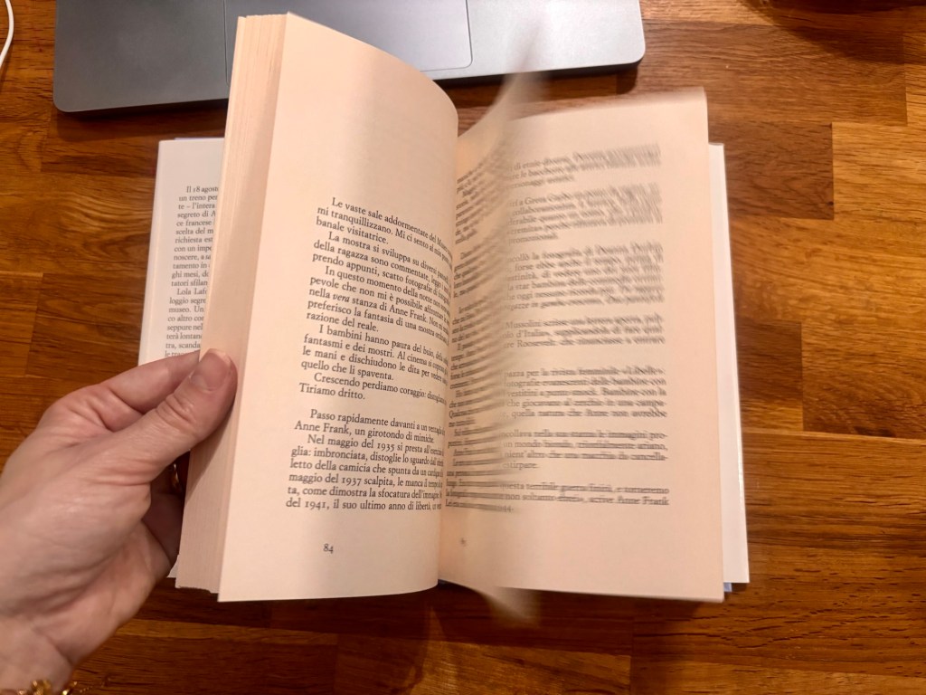 Libro di Lola Lafon aperto sul tavolo.