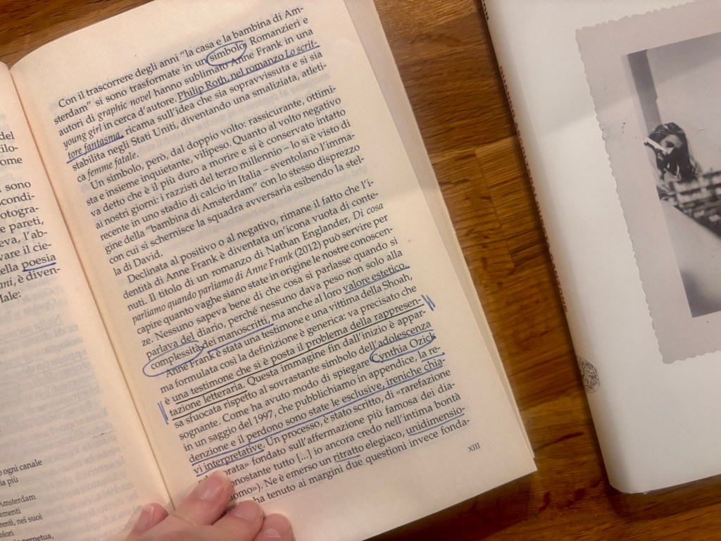 Una pagina del libro I Diari. Le stesure originali di Anne Frank